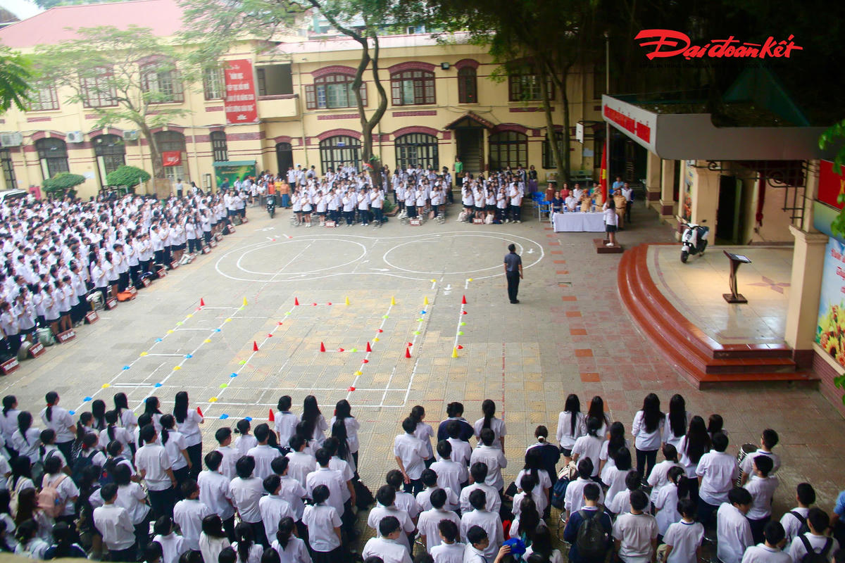 Bên cạnh việc truyền đạt kiến thức pháp luật, học sinh còn được hướng dẫn nhận diện các tình huống nguy hiểm thường gặp trên đường và cách xử lý phù hợp nhằm bảo đảm an toàn cho bản thân và người xung quanh.