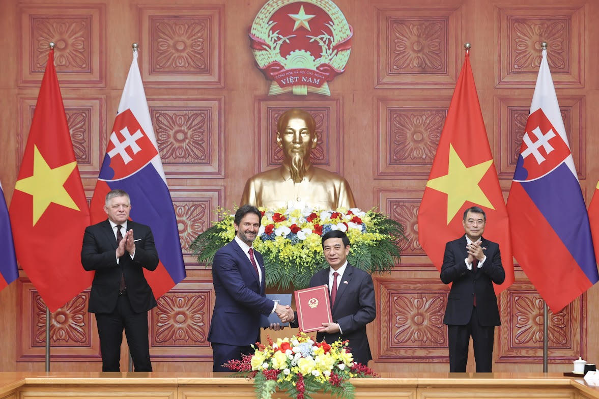 Thủ tướng Lê Minh Hưng và Thủ tướng Robert Fico chứng kiến trao Bản ghi nhớ giữa Bộ Quốc phòng Việt Nam và Bộ Quốc phòng Slovakia về hợp tác trong lĩnh vực công nghiệp quốc phòng - Ảnh: VGP/Nhật Bắc