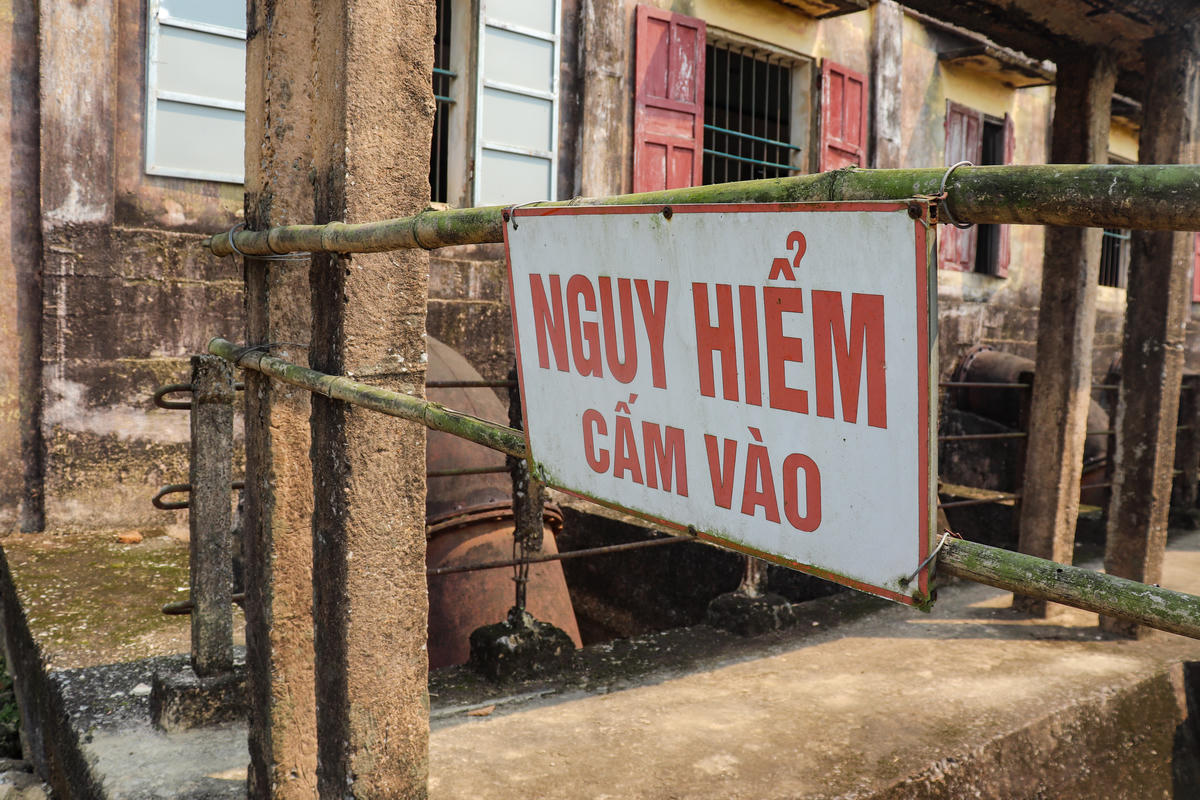 Trước nguy cơ mất an toàn, đơn vị quản lý đã phải lắp đặt nhiều biển cảnh báo 'Nguy hiểm - cấm vào', hạn chế người dân tiếp cận khu vực nguy hiểm. Đồng thời, trạm chỉ duy trì hoạt động 4/8 máy bơm. Ảnh: Đình Minh.