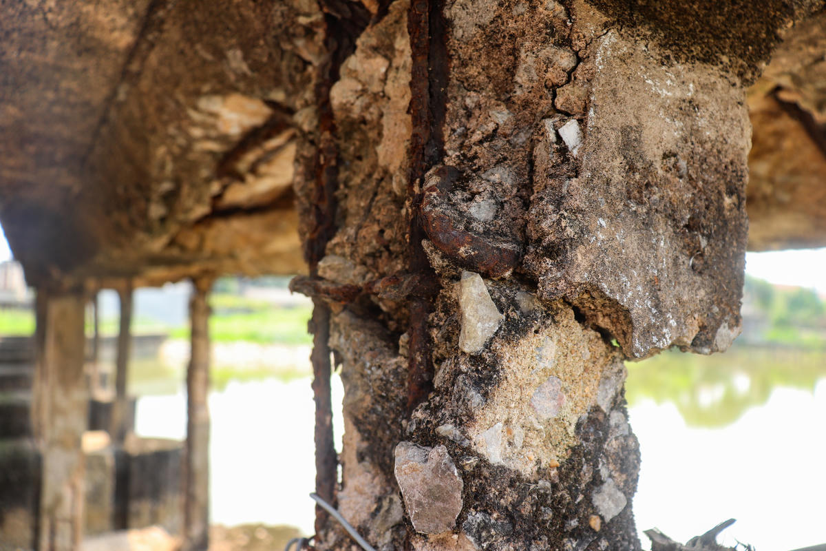 Liên quan đến vấn đề này, ông Nguyễn Văn Chính - Chi cục trưởng Chi cục Thủy lợi thuộc Sở Nông nghiệp và Môi trường tỉnh Thanh Hóa thừa nhận, Trạm bơm Tượng Văn đã xuống cấp nghiêm trọng sau hàng chục năm sử dụng. Để đảm bảo an toàn, đơn vị đã yêu cầu giảm công suất vận hành. Ảnh: Đình Minh.