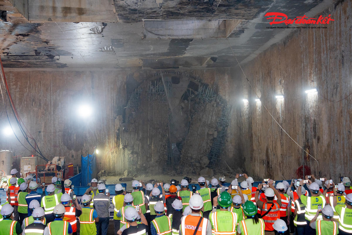 Hoạt động trên nguyên lý cân bằng áp lực đất (EPB). Đất từ khiên đào rơi vào khoang kín tạo sự cân bằng áp lực, giúp gương đào ổn định và không sạt lở. Chu trình đào và lắp vỏ hầm (segment) diễn ra liên tục ngay phía sau đuôi máy, đảm bảo an toàn và giảm thiểu tác động đến môi trường xung quanh.