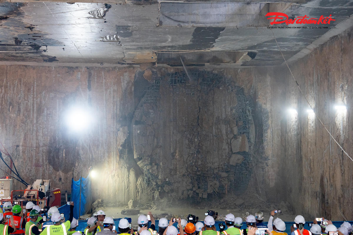 Ban Quản lý Đường sắt đô thị Hà Nội (MRB) cho biết, máy đào hầm TBM “Táo Bạo” khởi hành từ ga S9 (Kim Mã) ngày 3/2/2025, lần lượt đi qua ga S10 (Cát Linh) vào ngày 15/9/2025, ga S11 (Văn Miếu) ngày 13/1/2026 và chính thức cán đích ga S12 – Ga Hà Nội vào ngày 13/4/2026.