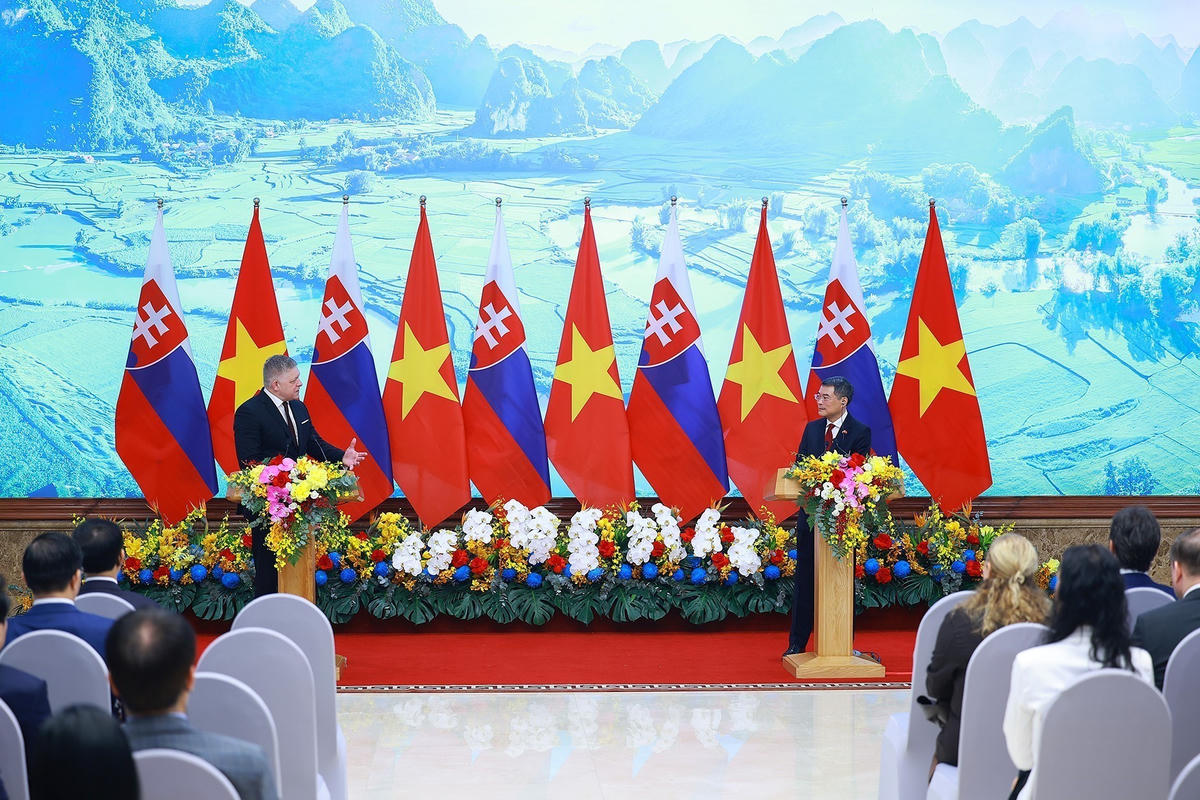 Thủ tướng Lê Minh Hưng và Thủ tướng Slovakia Robert Fico gặp gỡ báo chí hai nước. Ảnh: Dương Giang-TTXVN