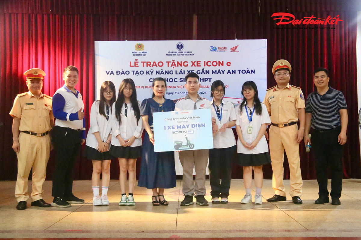 Nhân dịp này, Ban tổ chức đã trao tặng 1 xe máy điện cùng nhiều phần quà ý nghĩa cho học sinh, góp phần động viên tinh thần học tập và nâng cao ý thức chấp hành pháp luật khi tham gia giao thông.