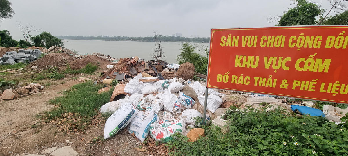 Tình trạng đổ chất thải rắn ra bờ sông Hồng gây mô nhiễm môi trường. Ảnh: Hà An.