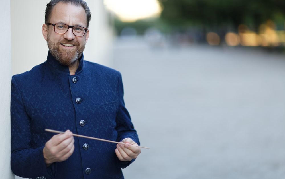 Nhạc trưởng Franz Schottky - là người sáng lập và chỉ huy dàn nhạc Münchner Kammerphilharmonie dacapo&nbsp;- hứa hẹn mang đến một góc nhìn mới mẻ về giao hưởng tại Hà Nội.