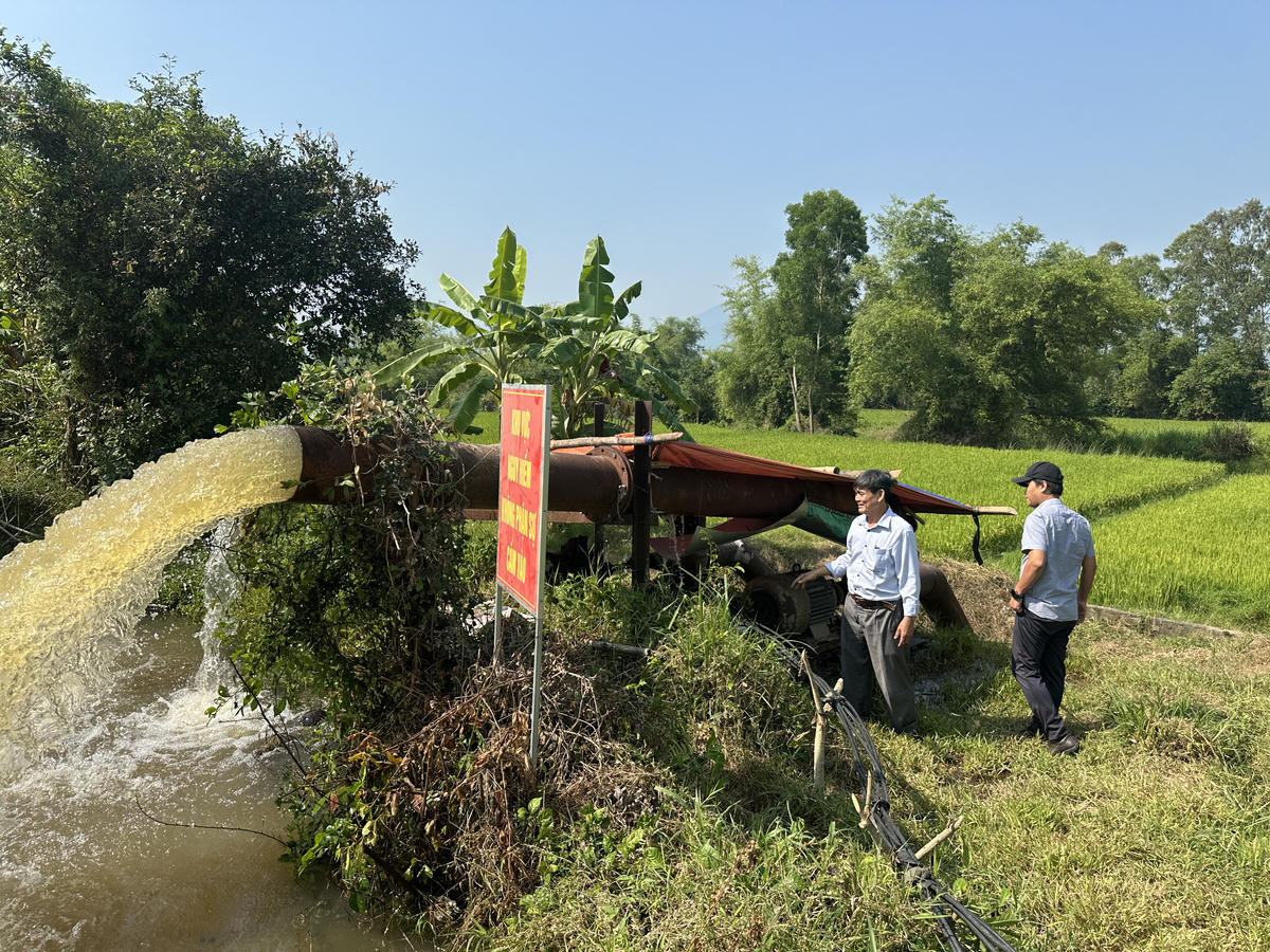 Khởi động trạm bơm dã chiến Hòa Đồng cấp nước cho kênh N6, Hòa Đồng. Ảnh: Lê Biết.
