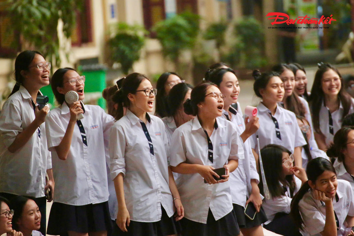 Các em học sinh tham gia tích cực, góp phần tạo nên không khí sôi nổi, hào hứng trong suốt chương trình.