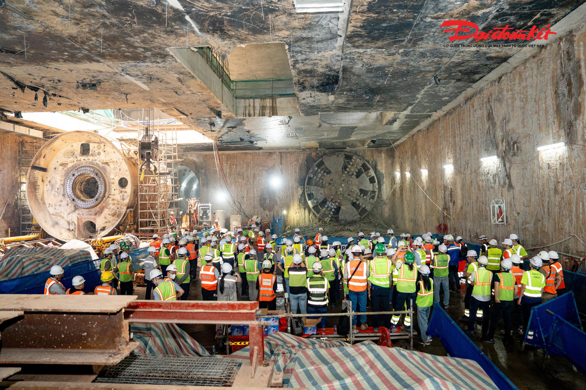 Song song với công tác khoan hầm, các đơn vị đang tiếp tục thi công các hạng mục kết cấu còn lại, hoàn thiện dốc hạ ngầm (RAMP), các ga ngầm, đường chuyển làn, gara và các hạng mục phụ trợ như tuyến đường ven hồ Thủ Lệ.