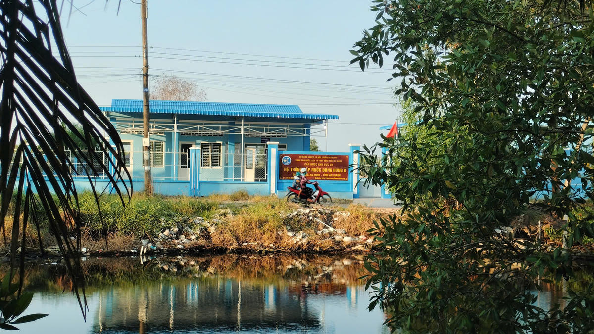 Tỉnh Cà Mau đã đẩy mạnh đầu tư, hoàn thiện các công trình cấp nước sạch nông thôn nhằm đáp ứng nhu cầu thiết yếu của người dân. Ảnh: Nguyên Du