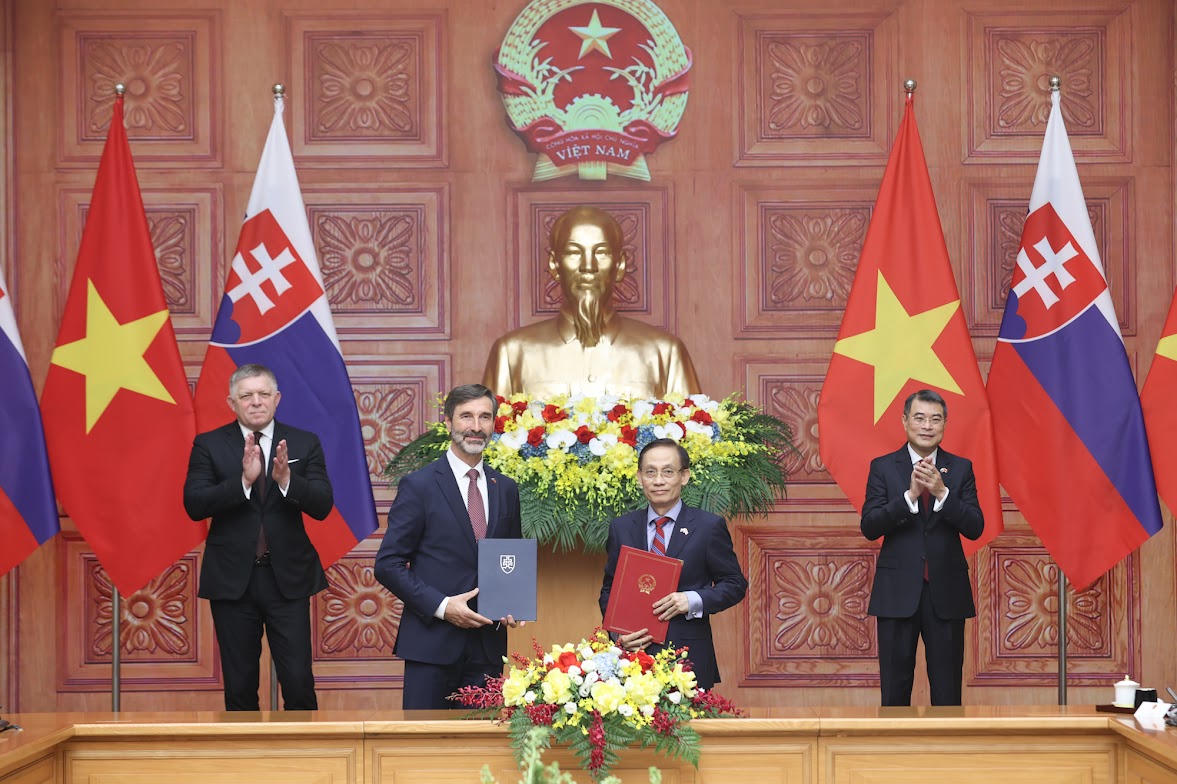 Thủ tướng Lê Minh Hưng và Thủ tướng Robert Fico chứng kiến trao Bản ghi nhớ hợp tác giữa Bộ Ngoại giao Việt Nam và Bộ Ngoại giao và các vấn đề châu Âu của Slovakia - Ảnh: VGP/Nhật Bắc
