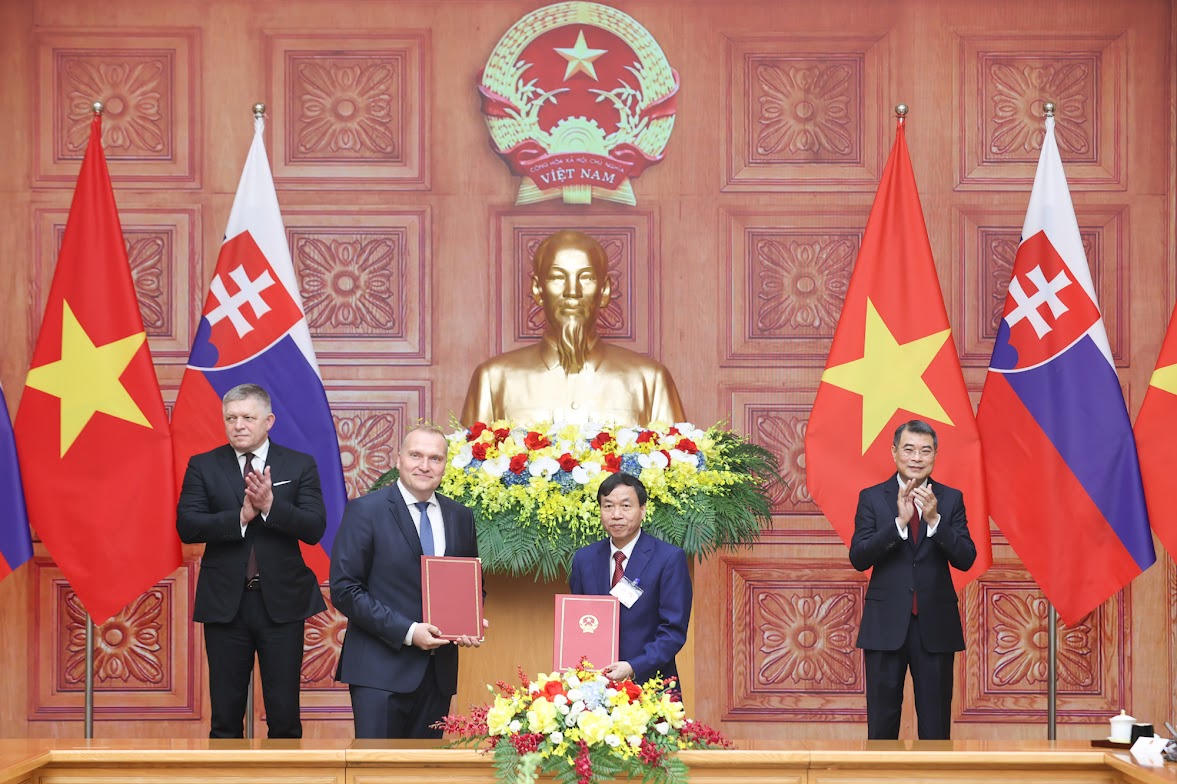 Thủ tướng Lê Minh Hưng và Thủ tướng Robert Fico chứng kiến trao Thỏa thuận hợp tác giữa Ủy ban nhân dân tỉnh Điện Biên và chính quyền thành phố Vysoké Tatry - Ảnh: VGP/Nhật Bắc