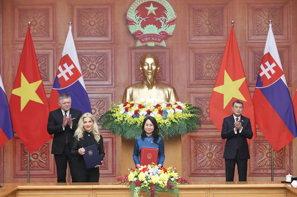 Thủ tướng Lê Minh Hưng và Thủ tướng Robert Fico chứng kiến trao Bản ghi nhớ hợp tác trong lĩnh vực văn hóa giai đoạn 2026 - 2030 giữa Bộ Văn hóa, Thể thao và Du lịch Việt Nam và Bộ Văn hóa Slovakia - Ảnh: VGP/Nhật Bắc