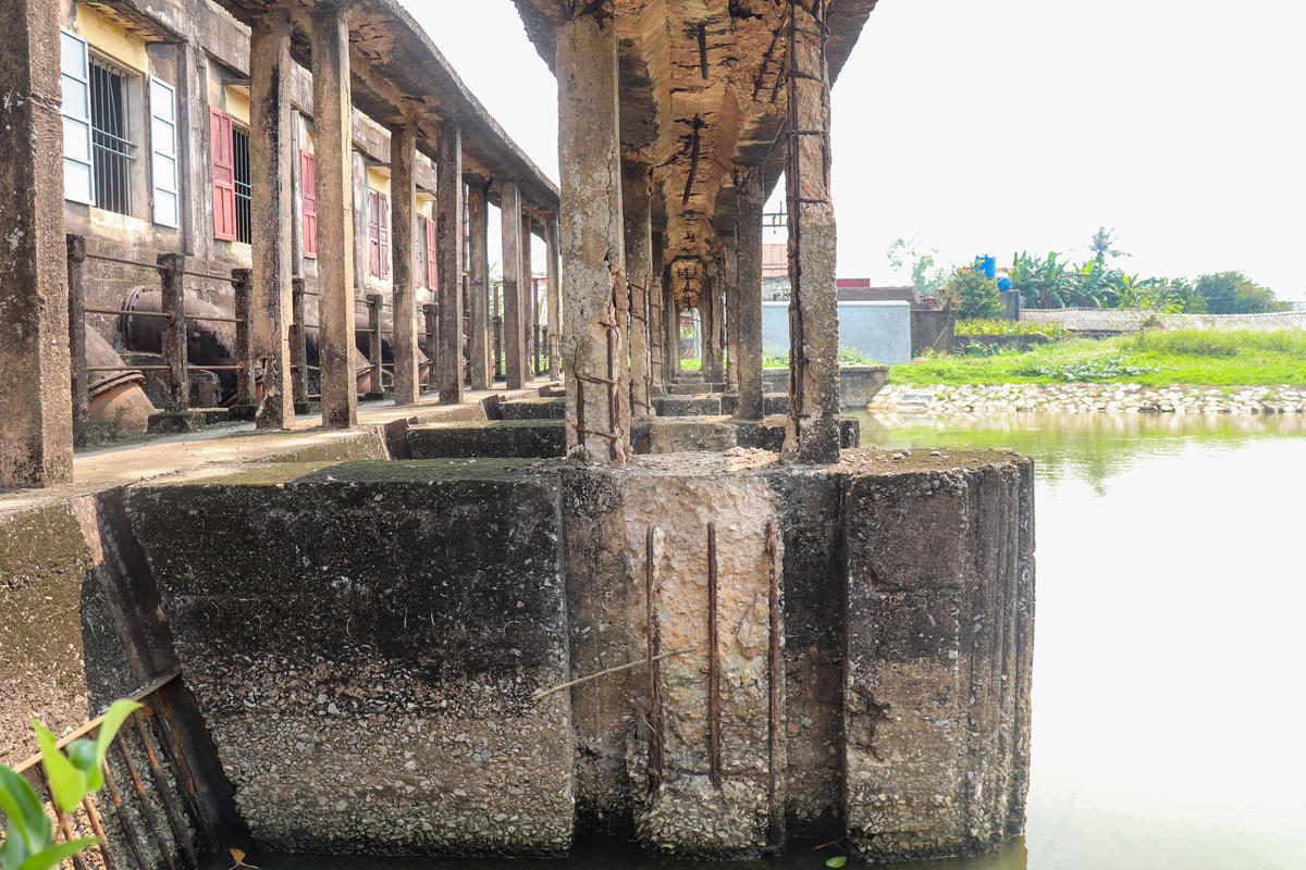 'Sau gần 50 năm hoạt động, nhiều hạng mục đã hư hỏng nặng, từ hệ thống ống dẫn, máy bơm đến nhà trạm đều xuống cấp, rò rỉ, không còn đảm bảo an toàn như trước', ông Hưng cho biết. Ảnh: Đình Minh