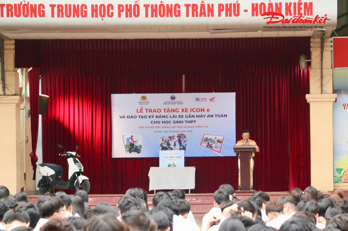 Tại buổi tuyên truyền, báo cáo viên đã phổ biến các quy định cơ bản của Luật Trật tự, an toàn giao thông đường bộ, đồng thời phân tích những lỗi vi phạm phổ biến trong lứa tuổi học sinh như không đội mũ bảo hiểm, điều khiển phương tiện khi chưa đủ điều kiện, chở quá số người quy định… Qua đó giúp các em nhận diện rõ những nguy cơ mất an toàn khi tham gia giao thông.