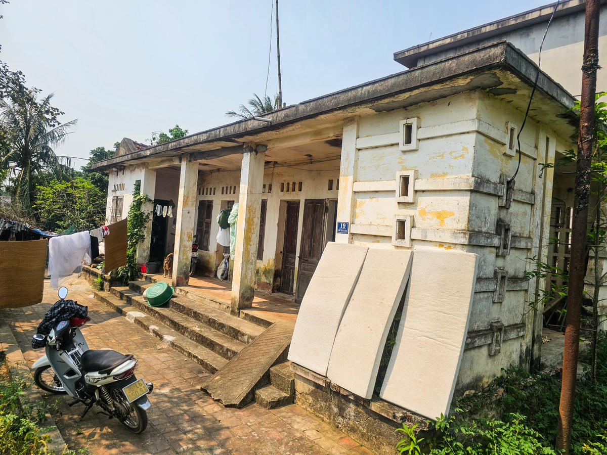 Theo ông Chính, sau khi dự án tiêu úng vùng III Nông Cống giai đoạn 1 hoàn thành năm 2022 với 6 trạm bơm mới, năng lực tiêu thoát lũ của khu vực đã được cải thiện khoảng 50%. Hiện giai đoạn 2 đang được triển khai, kỳ vọng sẽ giải quyết triệt để tình trạng úng ngập cho các xã vùng trũng. Ảnh chụp tại khu nhà bảo vệ tại Trạm bơm Tượng Văn, cũng đã xuống cấp sau hàng chục năm sử dụng.&nbsp;