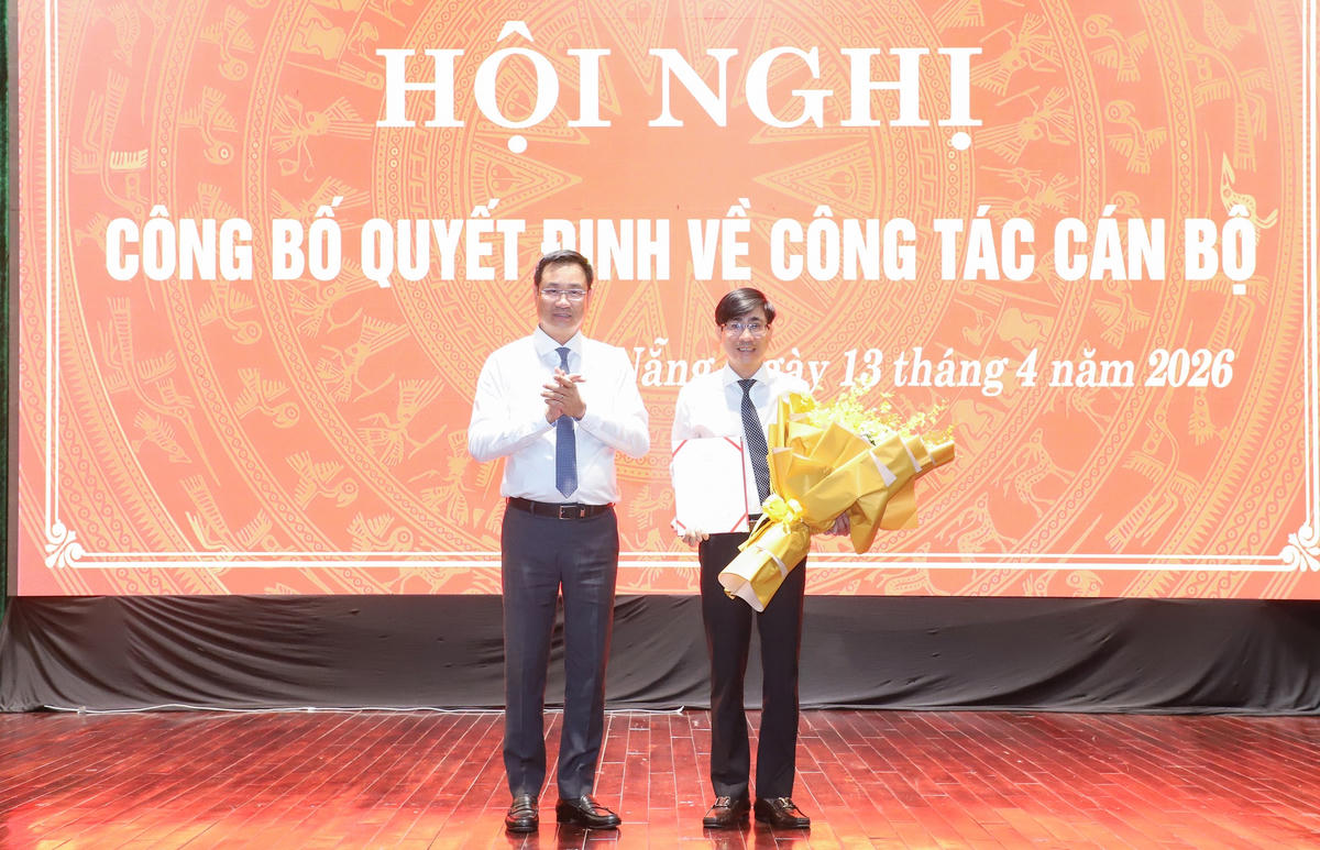 Bí thư Thành ủy Đà Nẵng Lê Ngọc Quang chúc mừng ông Trần Thắng Lợi (bên phải). Ảnh: Hồng Quân.