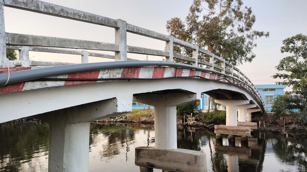 Dọc tuyến kênh, không khó để bắt gặp những hình ảnh người dân bắt đầu mua ống về dẫn nước lên bồn để sử dụng cho các thiết bị thiết yếu như máy giặt, máy lọc nước. Ảnh: Nguyên Du