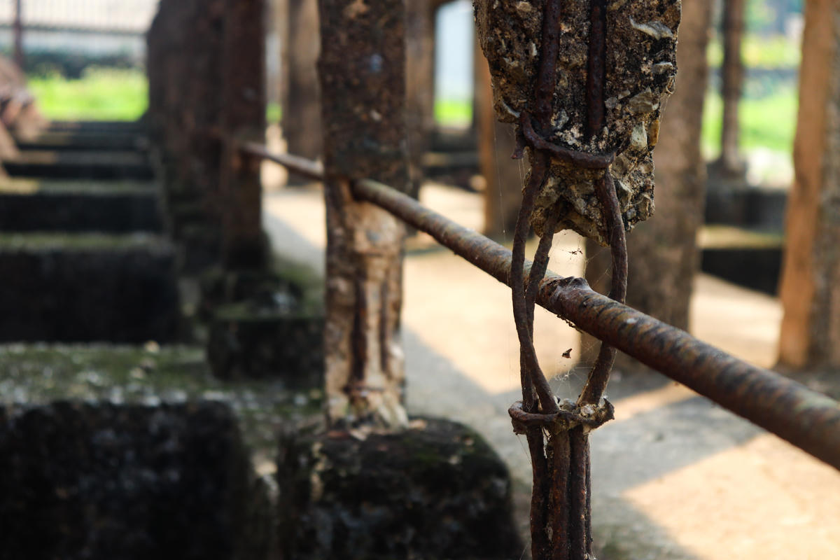 Các ống hút, lan can bảo vệ cũng bị ăn mòn, hoen gỉ theo thời gian. Không ít vị trí tiềm ẩn nguy cơ sập đổ, đặc biệt trong điều kiện vận hành công suất lớn. Ảnh: Đình Minh