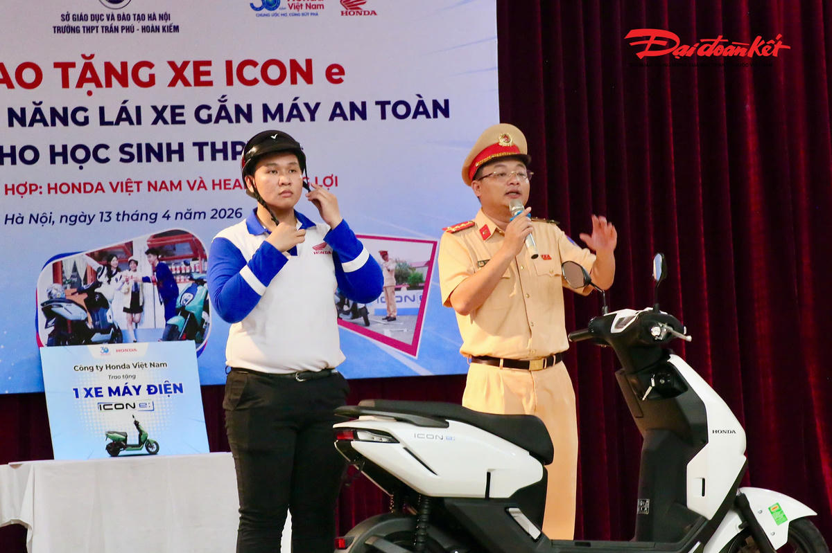 Nội dung chương trình cũng tập trung vào việc hướng dẫn lựa chọn mũ bảo hiểm đạt chuẩn, đội mũ đúng cách; tìm hiểu cấu tạo, chức năng cơ bản của xe gắn máy; cũng như kỹ năng kiểm tra, bảo dưỡng phương tiện trước khi tham gia giao thông.