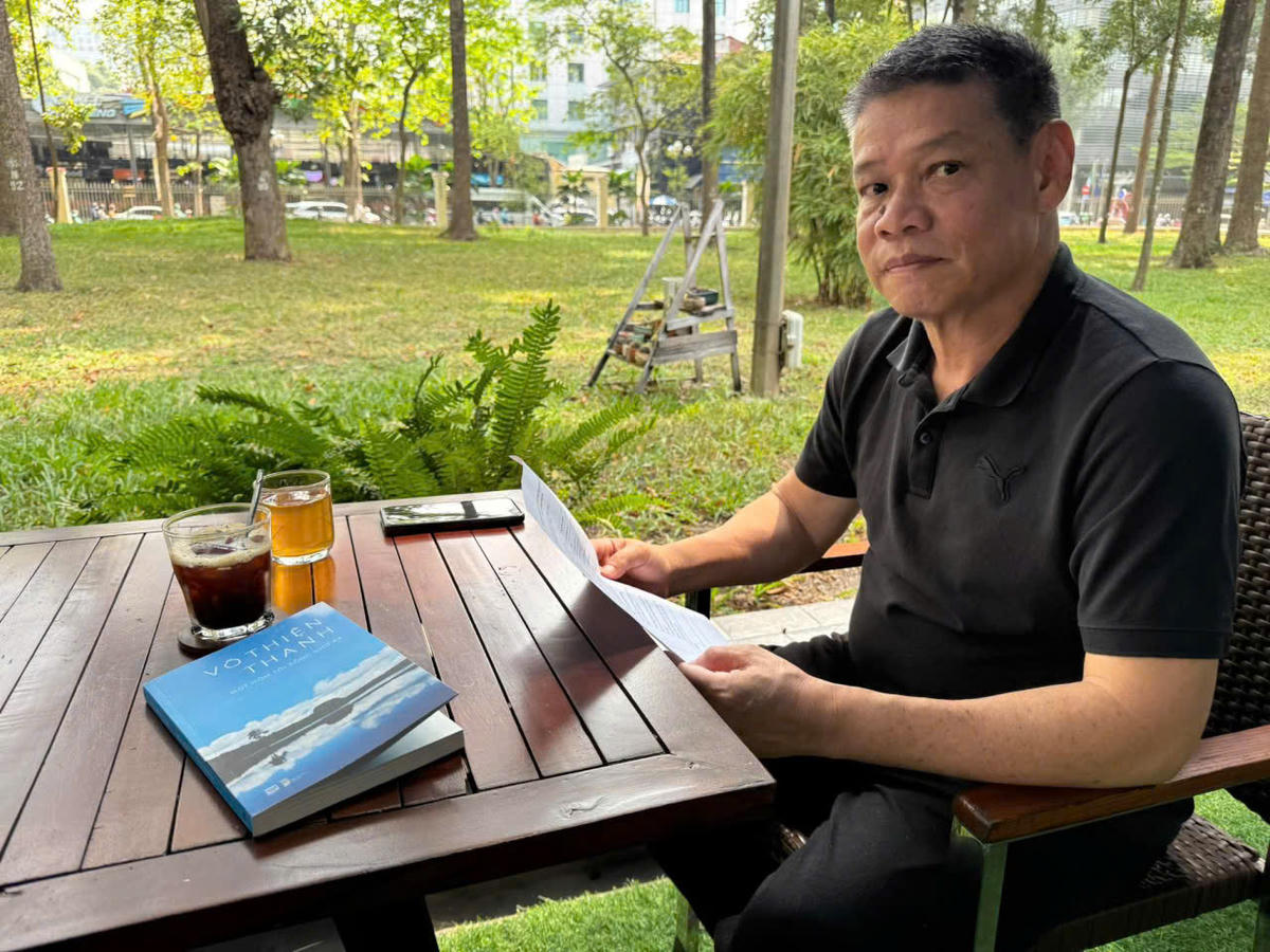 Nhạc sĩ Võ Thiện Thanh cùng cuốn sách vừa được ra mắt và đang gây chú ý với người yêu nhạc. Ảnh: Thảo Nguyên