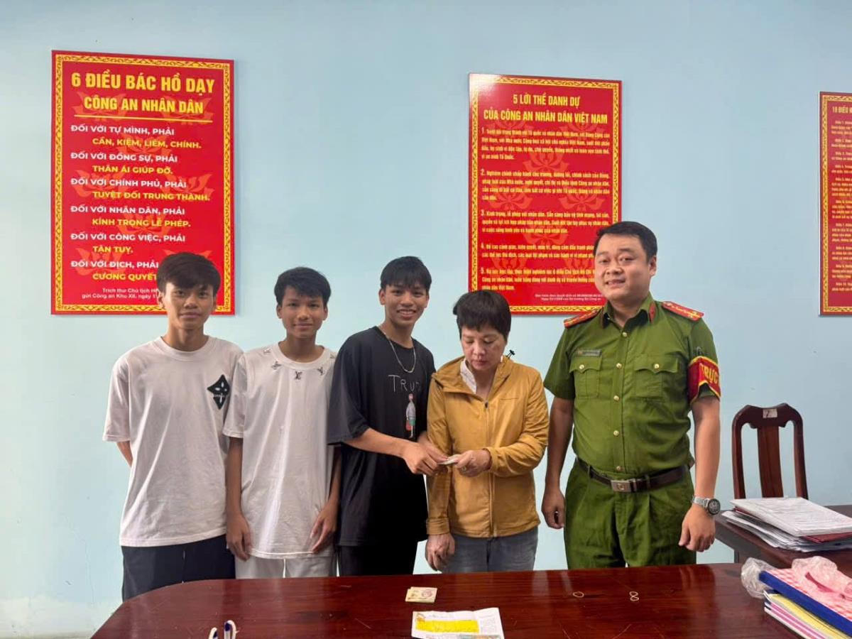 Công an phường Thanh Khê mời bà Ngô Mai Cao nhận lại tài sản từ 3 em học sinh. Ảnh: Nguyễn Tú.