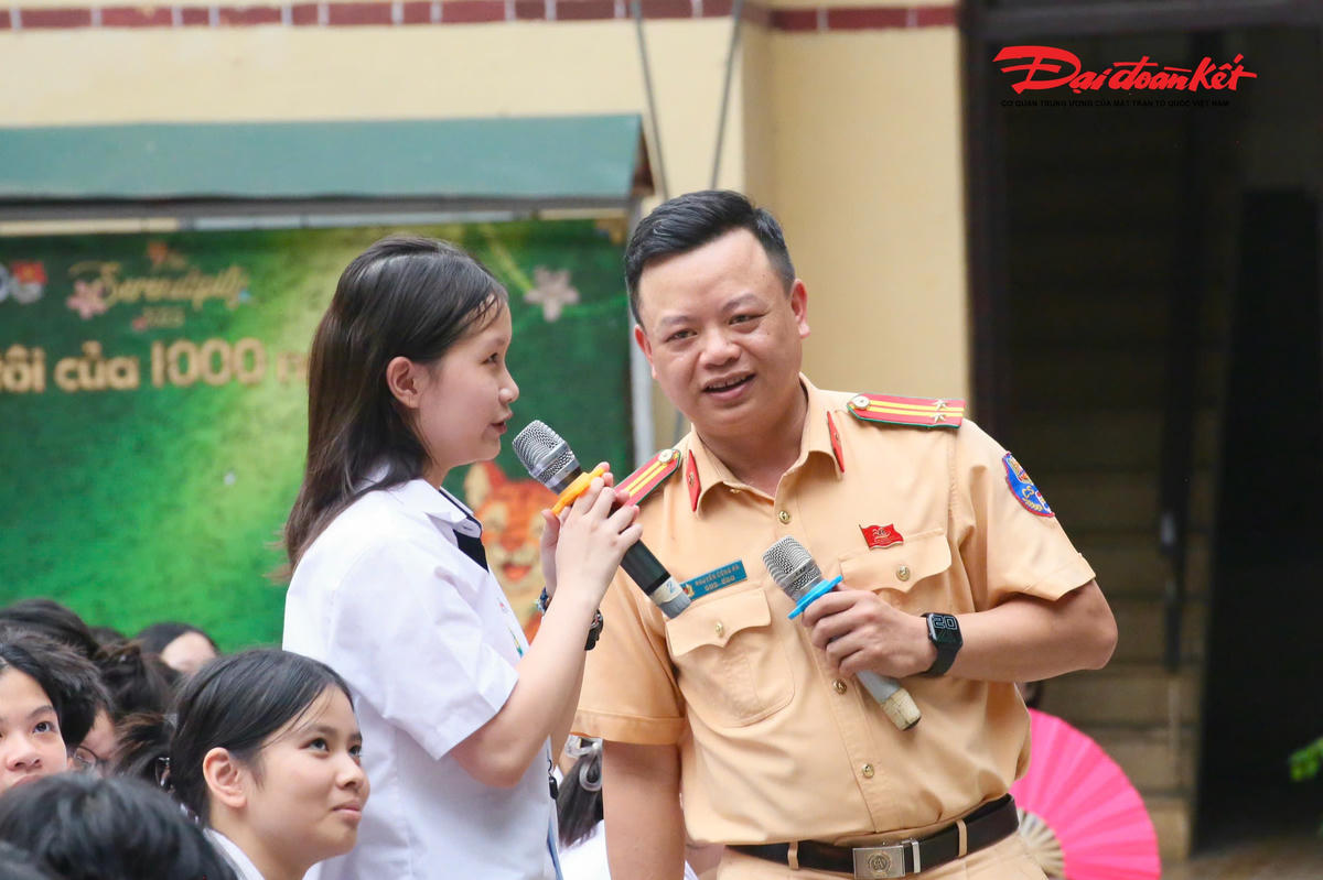 Các nội dung lý thuyết được lồng ghép với các câu hỏi tình huống thực tế, giúp học sinh dễ hiểu, dễ nhớ và vận dụng hiệu quả khi tham gia giao thông.