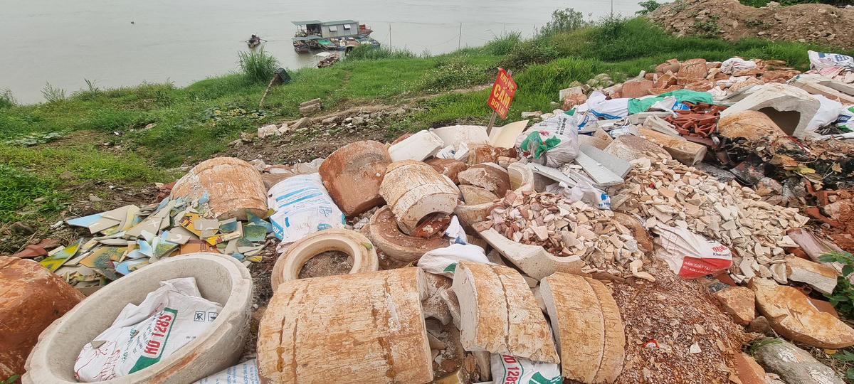 Rất nhiều những khuôn gốm bị lỗi, hỏng bị người dân đổ ngay bên đò Kim Lan. Ảnh: Hà An.