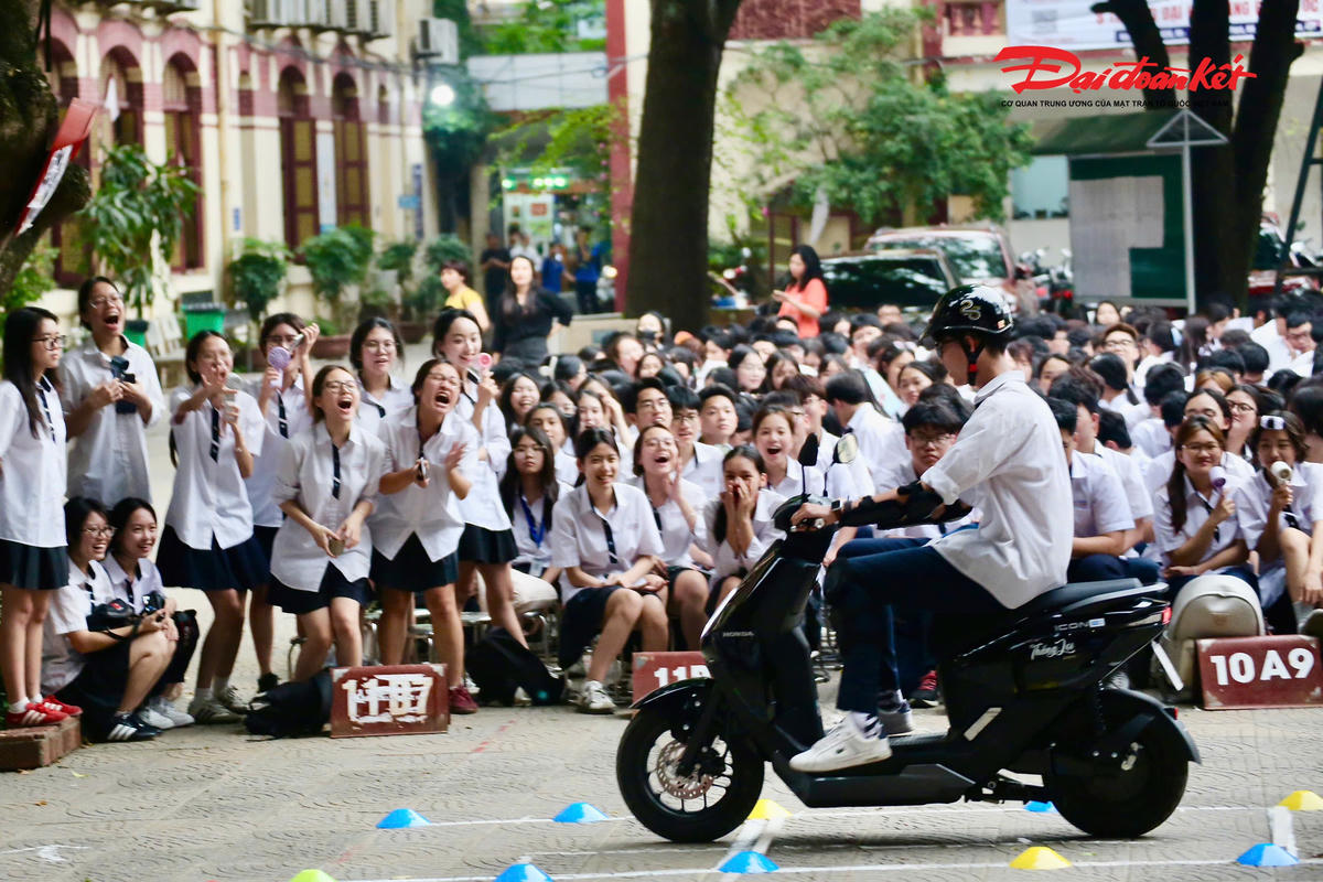 Đáng chú ý, chương trình có phần hướng dẫn thực hành trực quan với nhiều nội dung thiết thực như: tư thế ngồi lái xe an toàn, kỹ thuật lên xuống xe, cách sử dụng ga - phanh hợp lý. Các em học sinh còn được tham gia thực hành các bài thi hình liên hoàn cơ bản, giúp làm quen với việc điều khiển phương tiện trong điều kiện gần với thực tế.