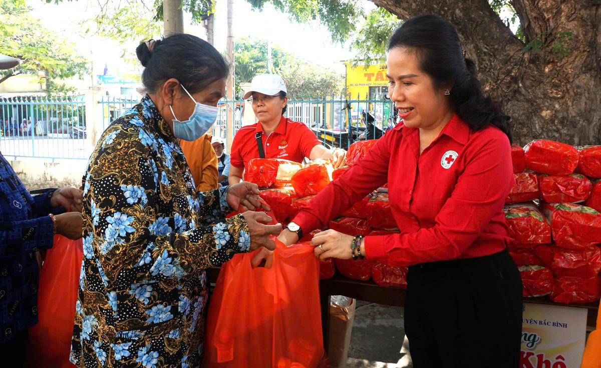 Người dân đi chợ 0 đồng tại chương trình Tháng nhân đạo 2025 do Hội Chữ thập đỏ tỉnh Lâm Đồng tổ chức. Ảnh: PV