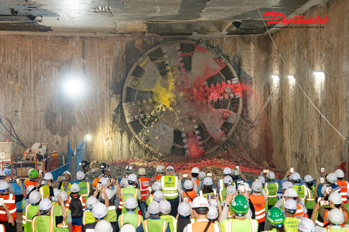 Bộ đôi TBM “Thần tốc” và “Táo Bạo” được thiết kế riêng cho dự án, do hãng Herrenknecht (CHLB Đức) sản xuất, có chiều dài hơn 100m, nặng khoảng 850 tấn.
