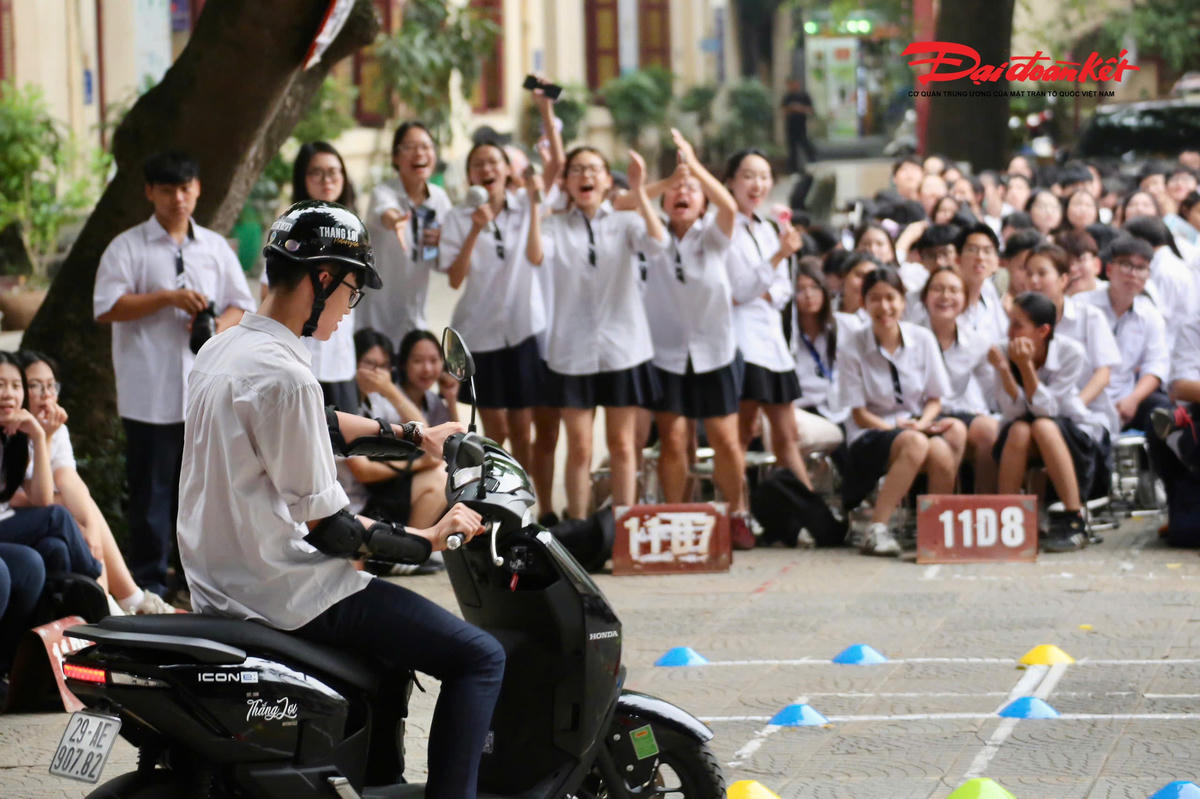 Hà Nội: Hơn 1.200 học sinh Trường THPT Trần Phú được trang bị kỹ năng lái xe an toàn