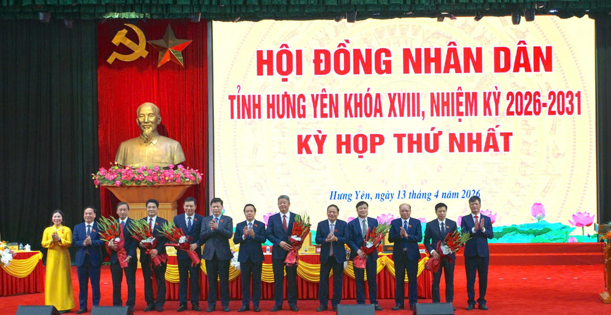 Bí thư Tỉnh ủy Hưng Yên Phạm Quang Ngọc, Thường trực HĐND tỉnh chúc mừng Chủ tịch và các Phó Chủ tịch UBND tỉnh vừa được bầu. Ảnh: Duy Hưng.