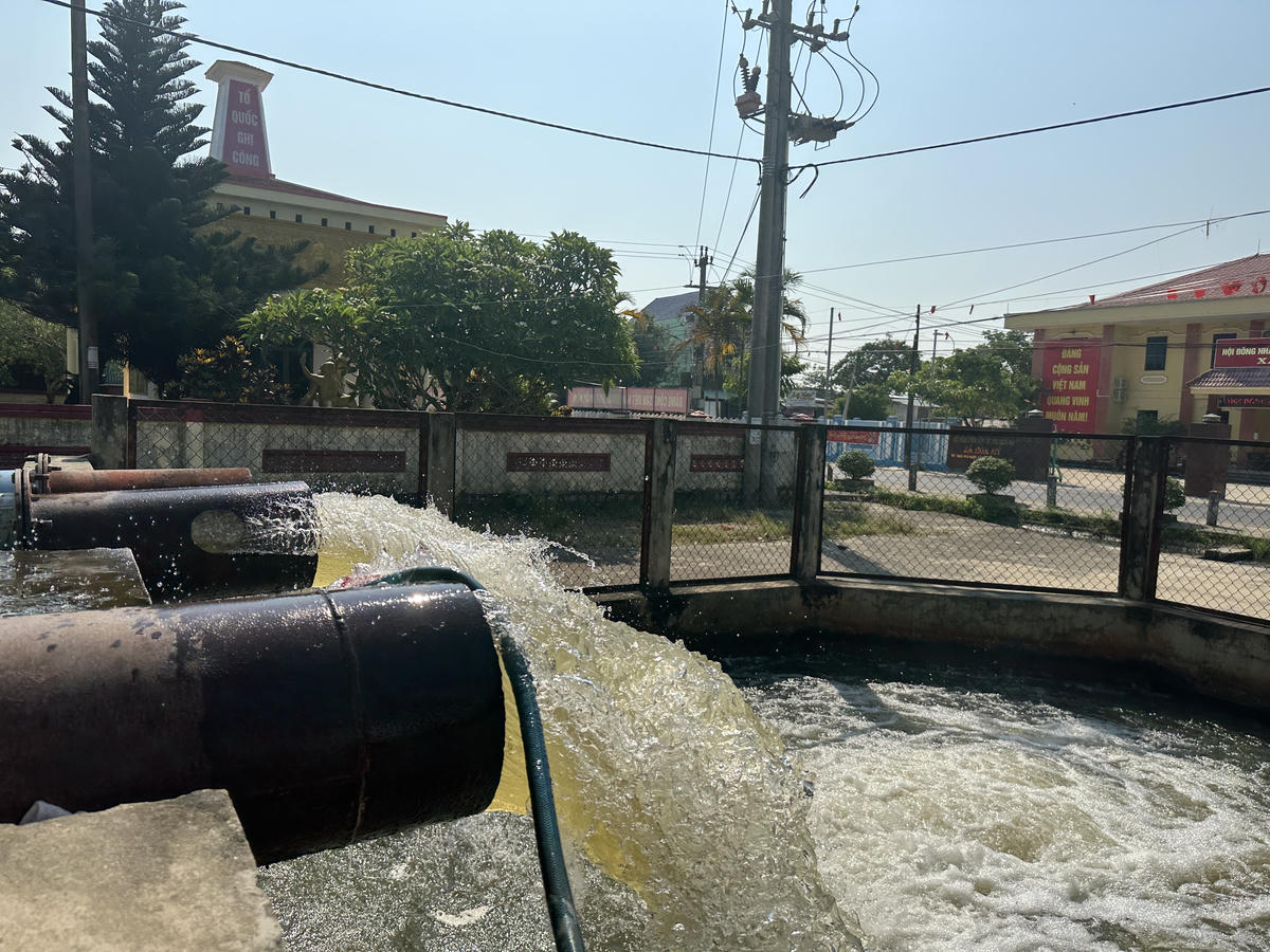 Trạm bơm Hòa Mỹ bơm nước từ Bàu Hương chống hạn cho khu vực Hòa Mỹ. Ảnh: Lê Biết.