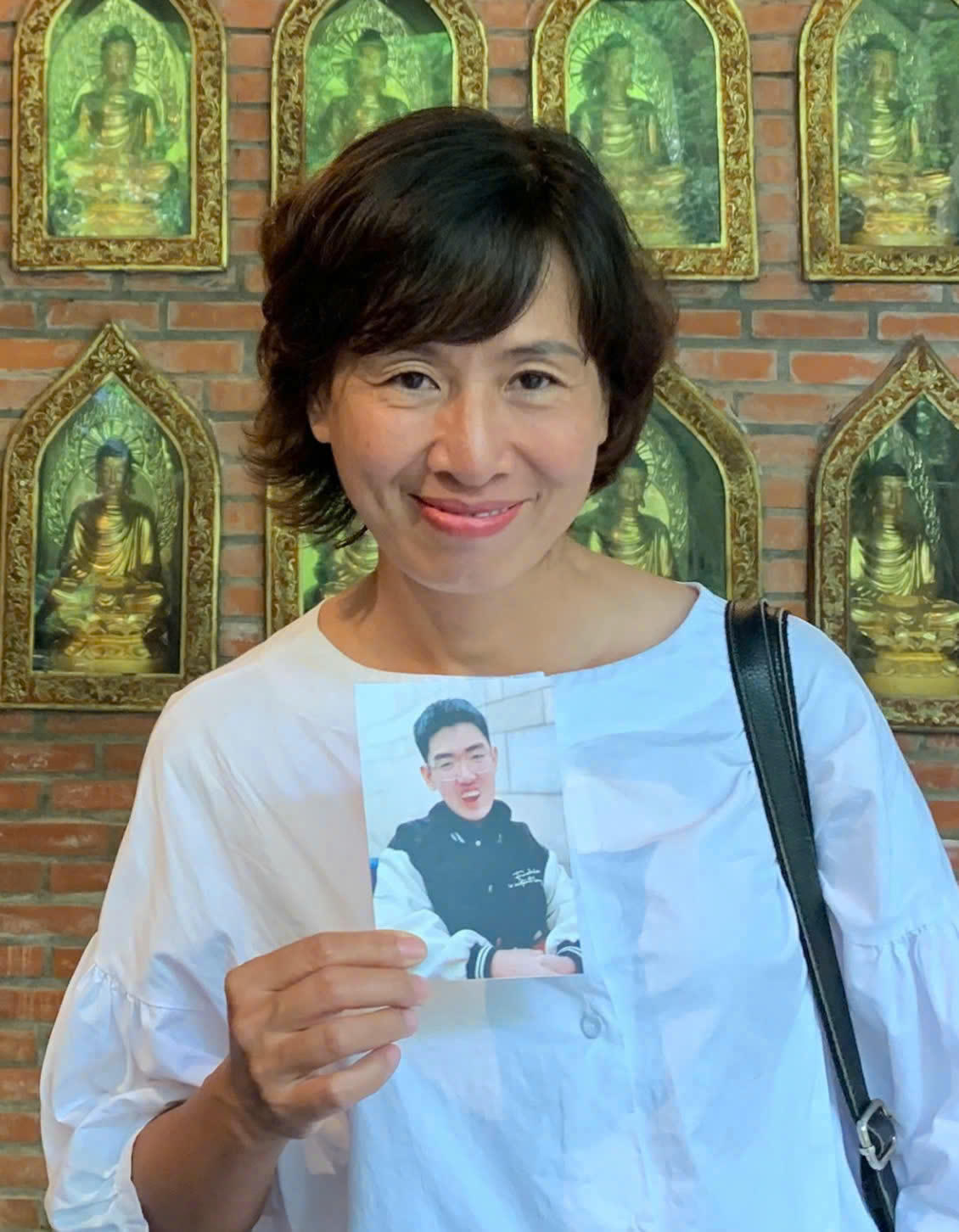 Tác giả Nguyễn Thị Phương Lan viết kịch bản phim tài liệu từ cuốn sổ nhật ký viết chung của hai mẹ con. 	Ảnh: NVCC