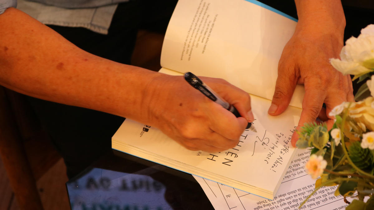 Tập tản văn như cuốn một sổ tay độc đáo, ghi chép những rung động, cảm nghiệm về âm nhạc và cuộc sống.  Ảnh: Thảo Nguyên