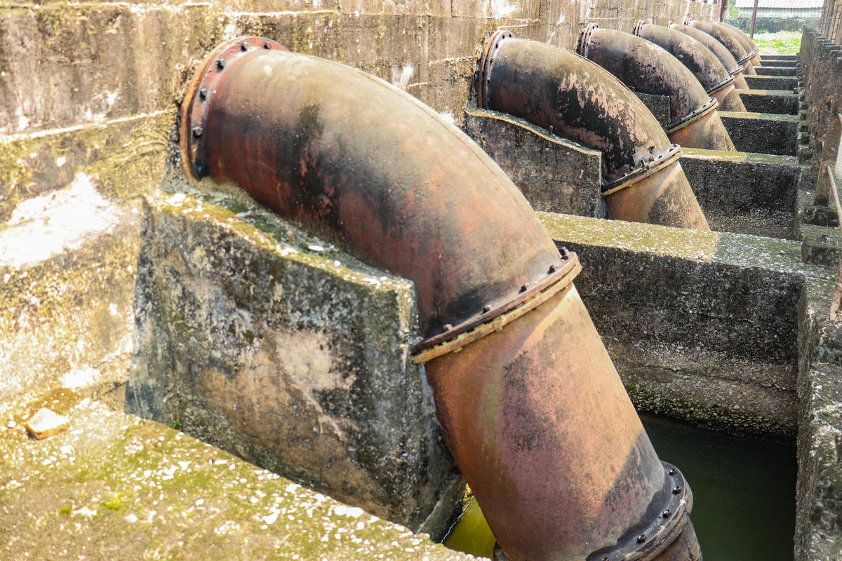 Theo ghi nhận thực tế của PV Báo Đại đoàn kết ngày 7/4 cho thấy, khu vực bể hút, nơi đóng vai trò quan trọng trong vận hành trạm bơm tiêu đang bị xuống cấp nghiêm trọng. Bê tông bong tróc từng mảng lớn, nhiều đoạn trơ cả cốt thép. Ảnh: Đình Minh