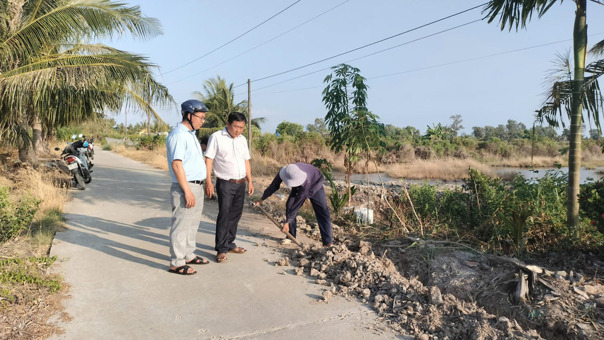 Lắp đặt đường ống nước đến tận nhà, chảy tràn niềm vui, thỏa niềm mong mỏi bấy lâu nay của người dân nơi đây. Ảnh: Nguyên Du