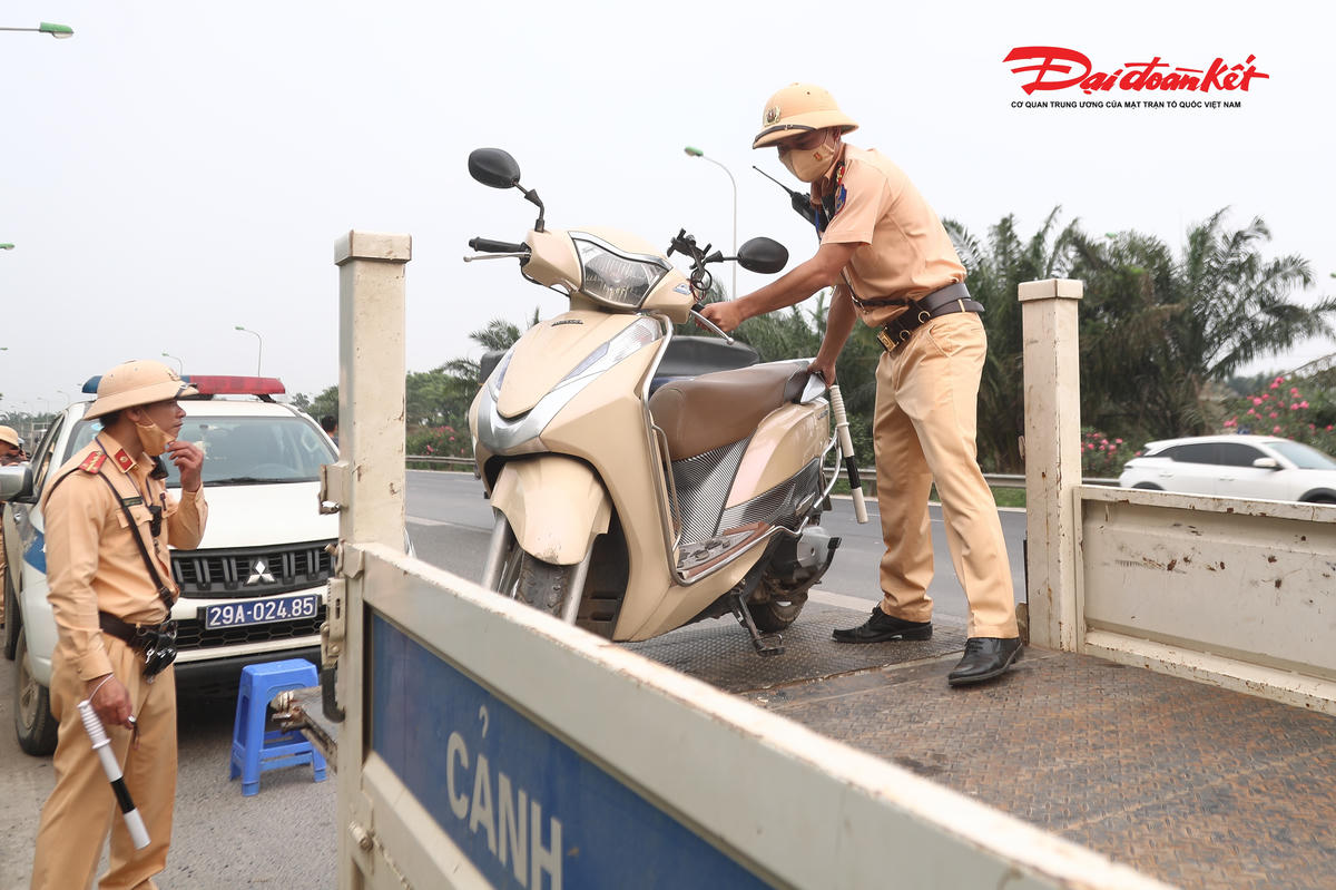 Xử lý nhiều trường hợp đi xe máy vào cao tốc Đại lộ Thăng Long