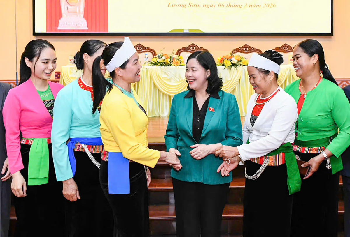 Ủy viên Bộ Chính trị, Bí thư Trung ương Đảng, Bí thư Đảng ủy MTTQ, các đoàn thể Trung ương, Chủ tịch UBTƯ MTTQ Việt Nam Bùi Thị Minh Hoài cùng cử tri tại đơn vị bầu cử số 5, tỉnh Phú Thọ ngày 6/3/2026. Ảnh: Quang Vinh.