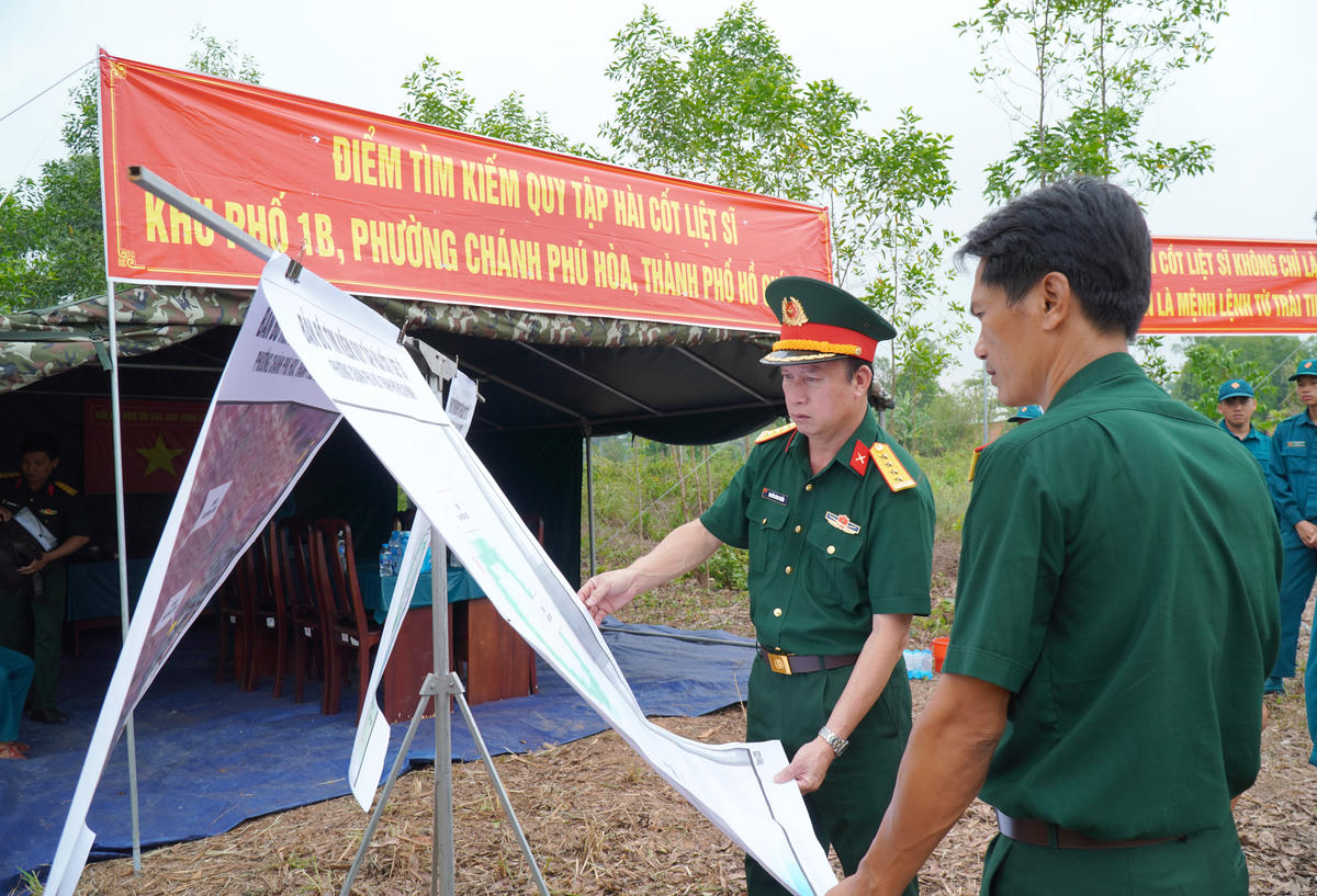 Đại tá Nguyễn Đình Chuẩn, Phó Chính ủy Bộ Tư lệnh thành phố theo dõi bản đồ vị trí khu quy tập. Ảnh: Kim Trường.