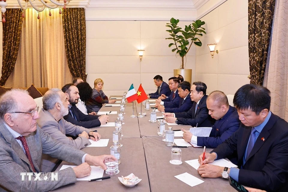 Chủ tịch Quốc hội Trần Thanh Mẫn gặp Tổng Bí thư Đảng Tái lập Cộng sản Italia Maurizio Acerbo. Ảnh: Doãn Tấn/TTXVN
