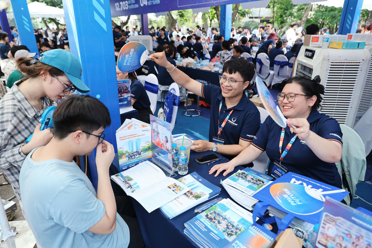 Thí sinh tìm hiểu thông tin tuyển sinh của trường đại học.