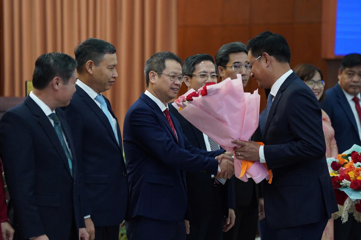 Bí thư Thành ủy Lê Ngọc Quang chúc mừng tân Chủ tịch UBND thành phố Nguyễn Mạnh Hùng. Ảnh: Nguyễn Tú.