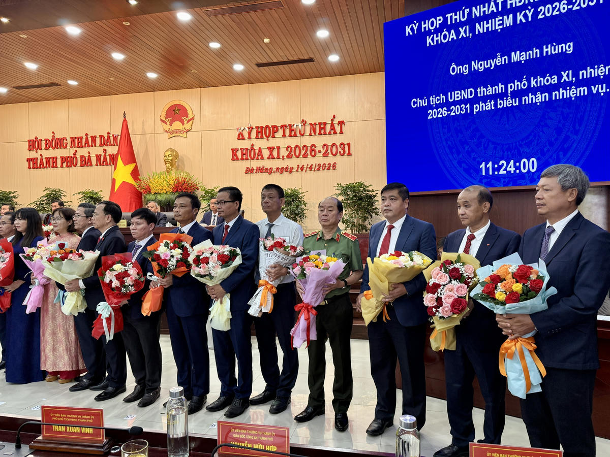 Các Phó Chủ tịch UBND thành phố và các giám đốc sở, Ủy viên UBND thành phố. Ảnh: Nguyễn Tú.