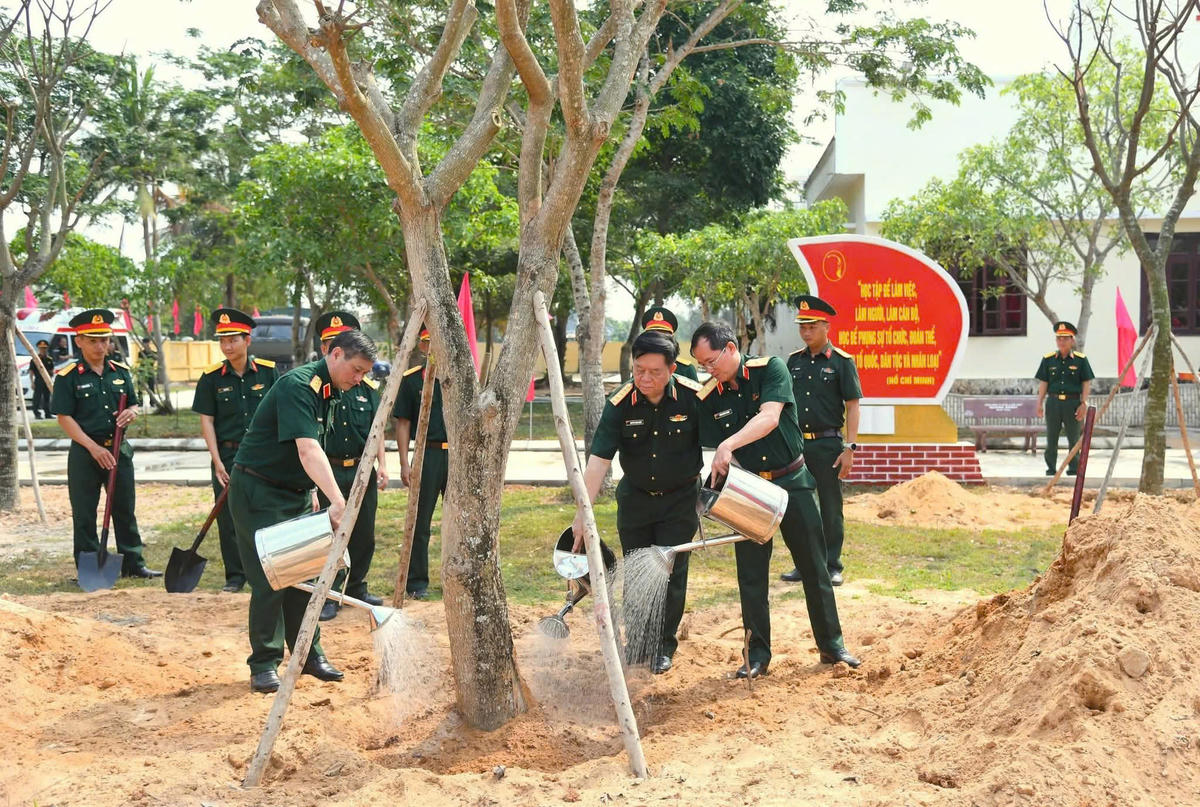 Đại tướng Nguyễn Trọng Nghĩa cùng thủ trưởng Bộ Tư lệnh Quân khu 5 trồng cây lưu niệm tại Trường Thiếu sinh quân miền Trung. Ảnh: CV.