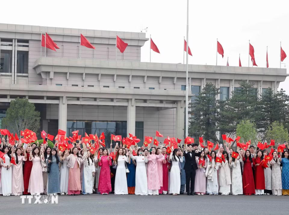 Đại biểu và kiều bào đón Tổng Bí thư, Chủ tịch nước Tô Lâm và Phu nhân tại sân bay quốc tế Thủ đô Bắc Kinh. (Ảnh: Thống Nhất/TTXVN)