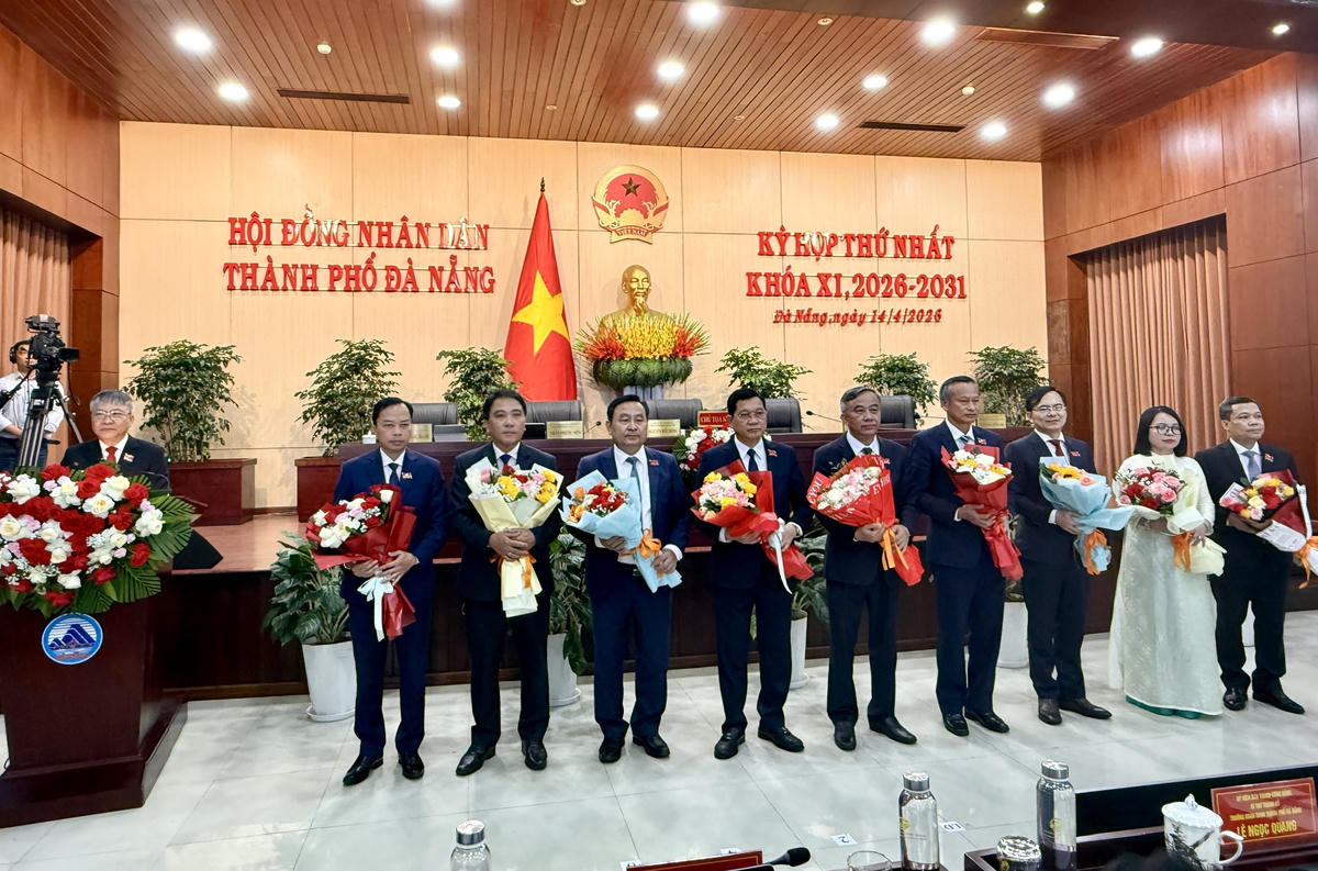Thường trực HĐND thành phố và Trưởng các Ban HĐND thành phố khóa XI, nhiệm kỳ 2026 - 2031 ra mắt, Chủ tịch HĐND thành phố phát biểu nhận nhiệm vụ. Ảnh: Nguyễn Tú.