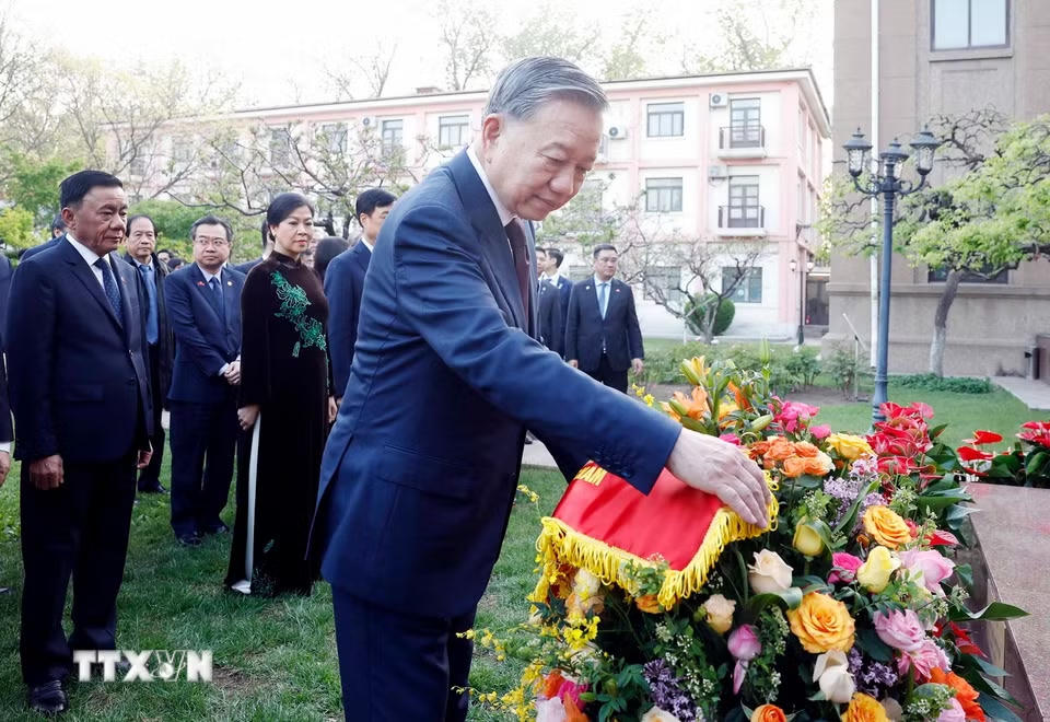 Tổng Bí thư, Chủ tịch nước Tô Lâm và Phu nhân với các đồng chí lãnh đạo Đảng, Nhà nước dâng hoa Chủ tịch Hồ Chí Minh trong khuôn viên Đại sứ quán. (Ảnh: Thống Nhất/TTXVN)