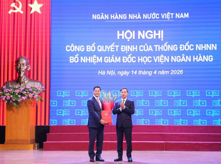 Thống đốc Ngân hàng Nhà nước Việt Nam Phạm Đức Ấn trao Quyết định và chúc mừng PGS.TS. Bùi Hữu Toàn – Bí thư Đảng ủy, Giám đốc Học viện Ngân hàng.